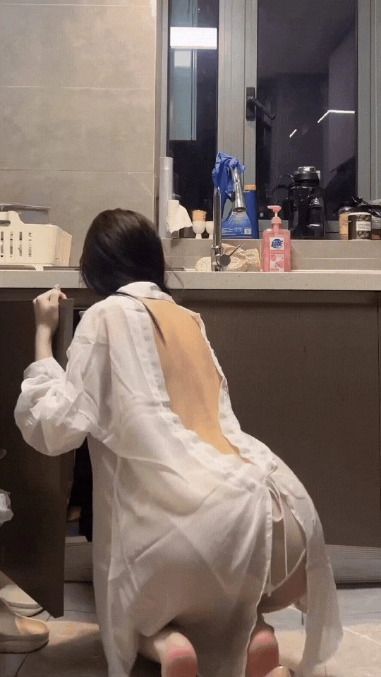 穿着白色衬衫的女人躺在一个柜台上。