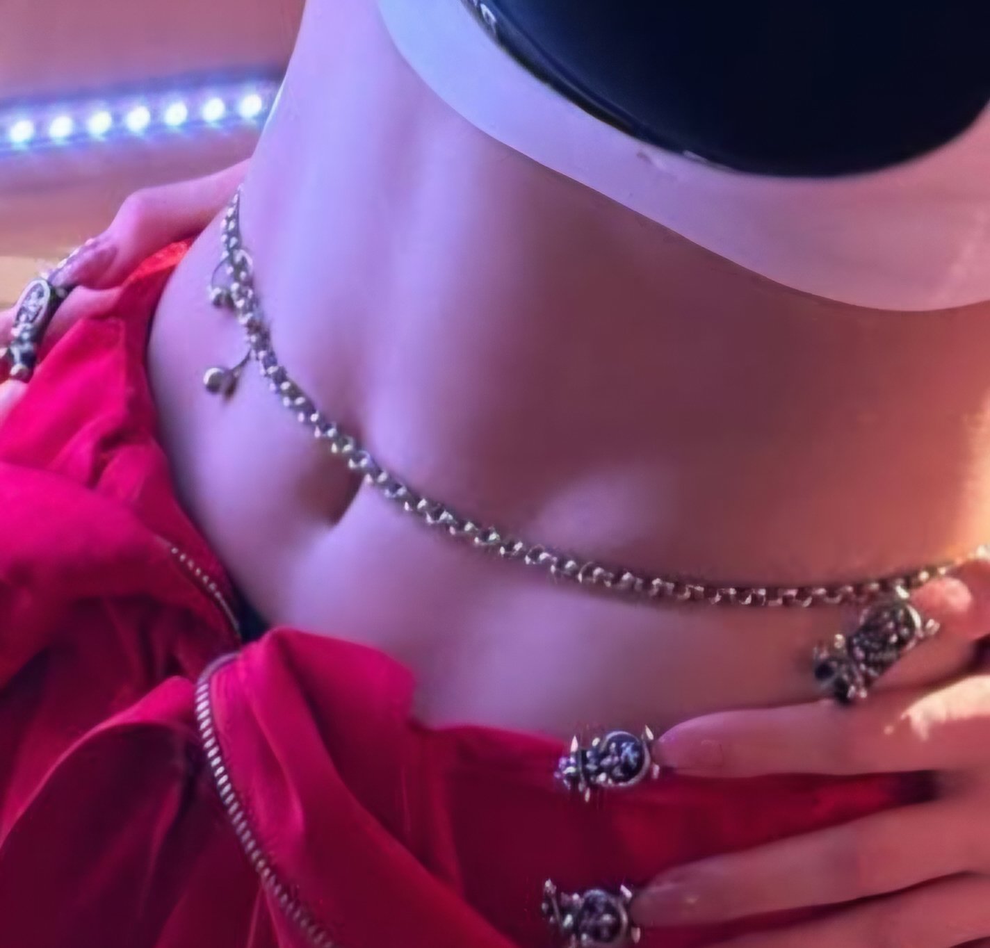 一位穿着红色衬衫和黑色坦克顶部的女人为一张照片。