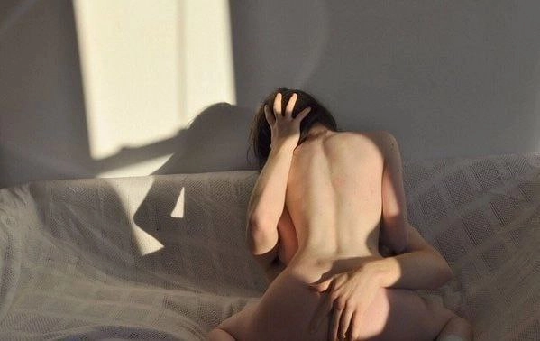 女人在镜子前拍自拍。