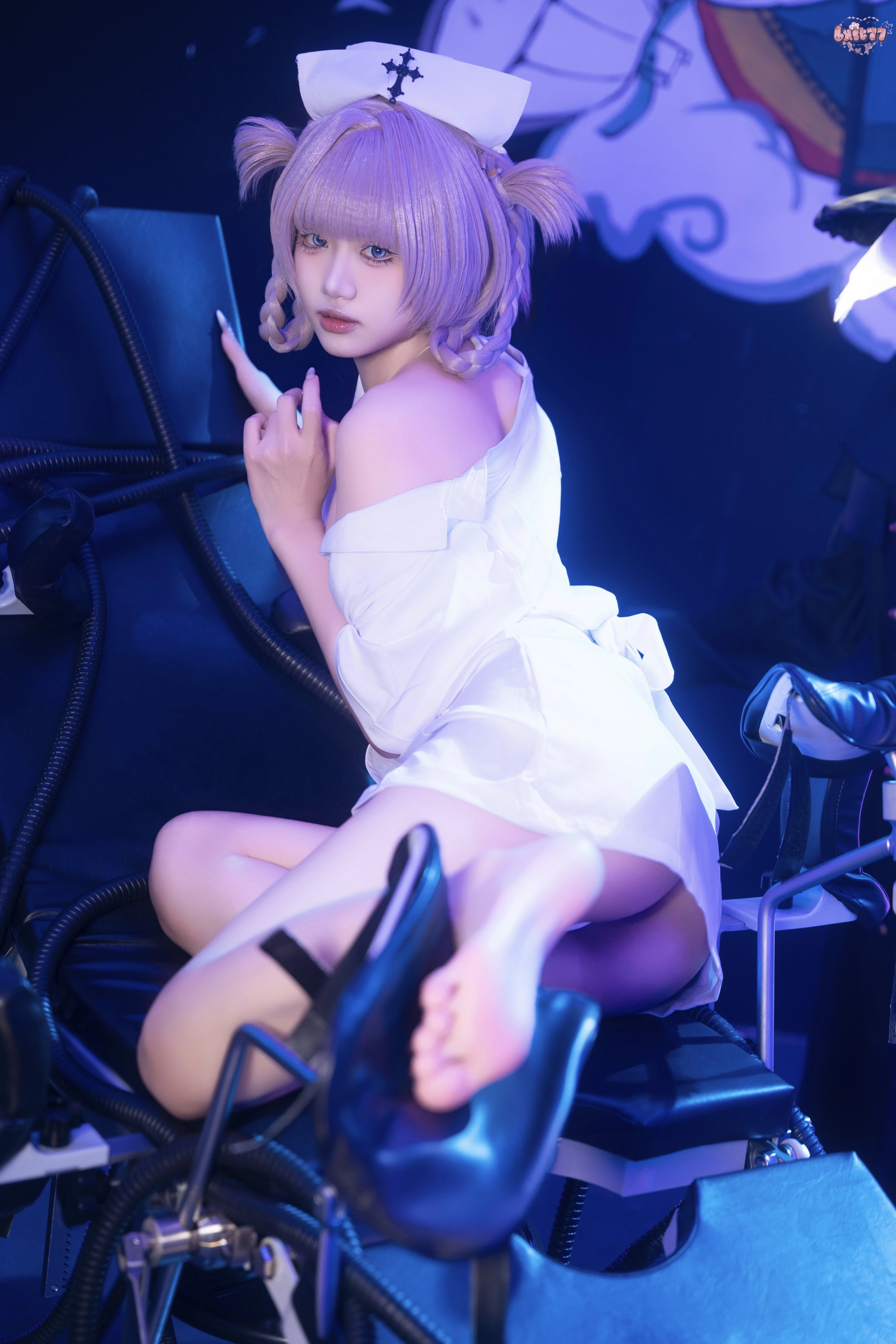 흰 옷을 입은 여자가 의자에 앉았다.