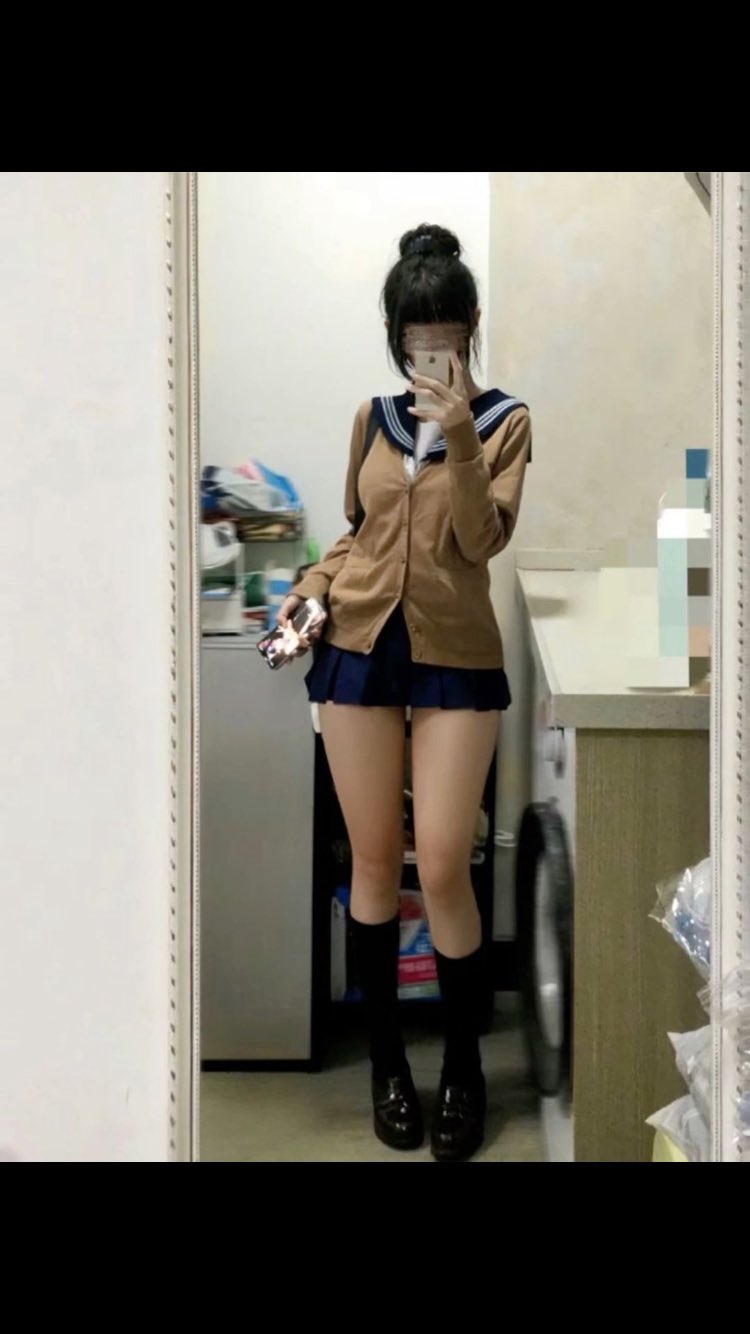 女人在镜子前拍自拍。