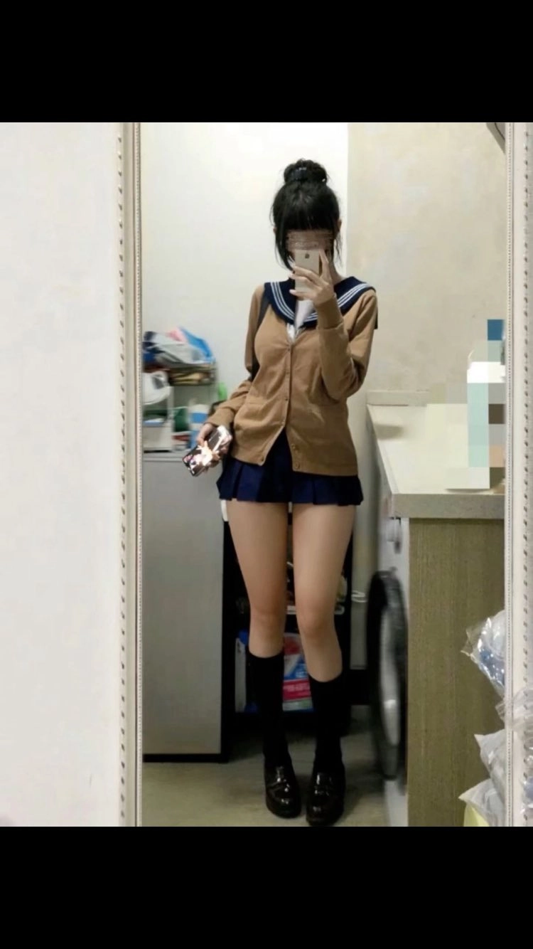 女人在镜子前拍自拍。