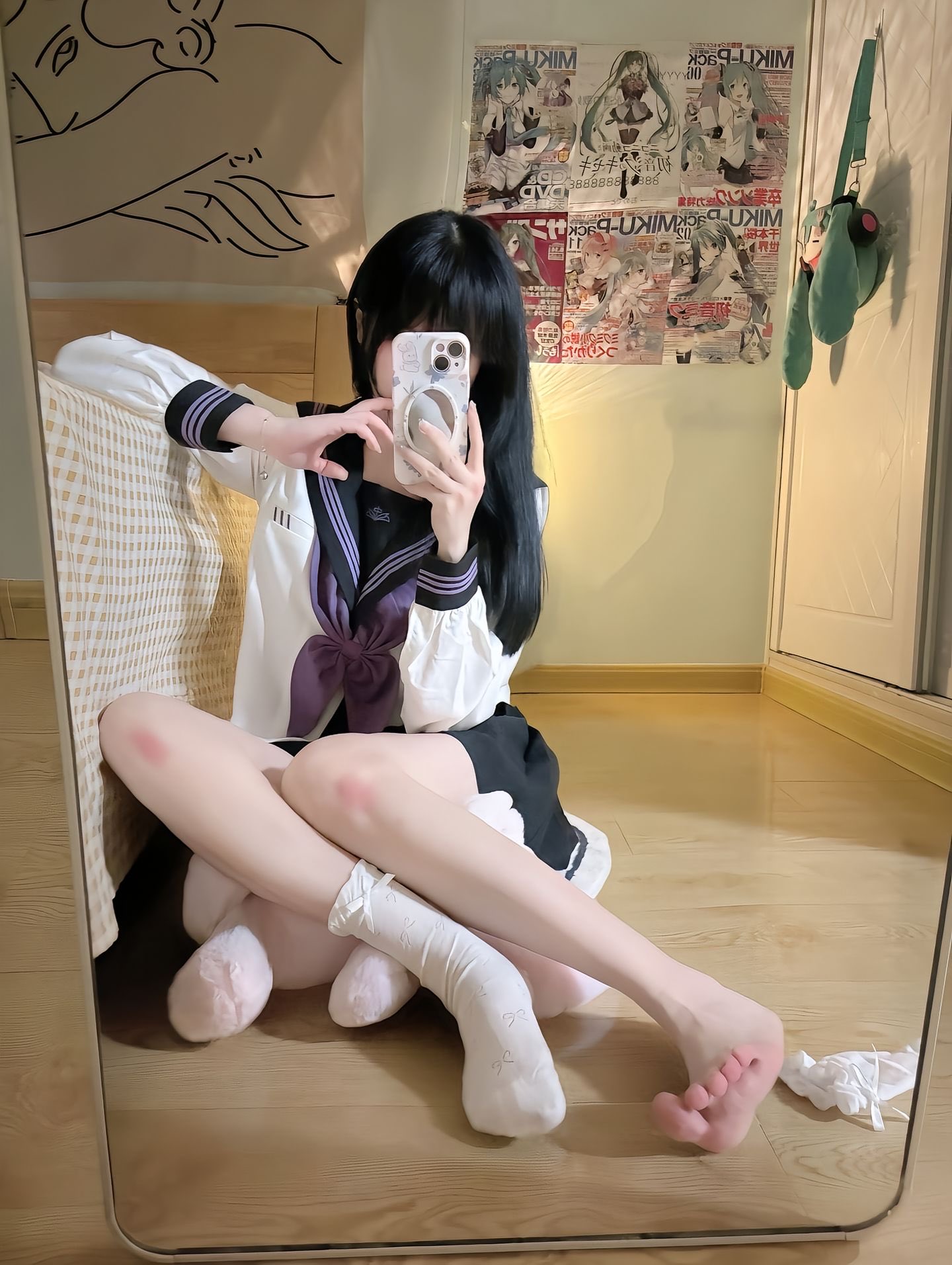 女孩用手机拍自拍。