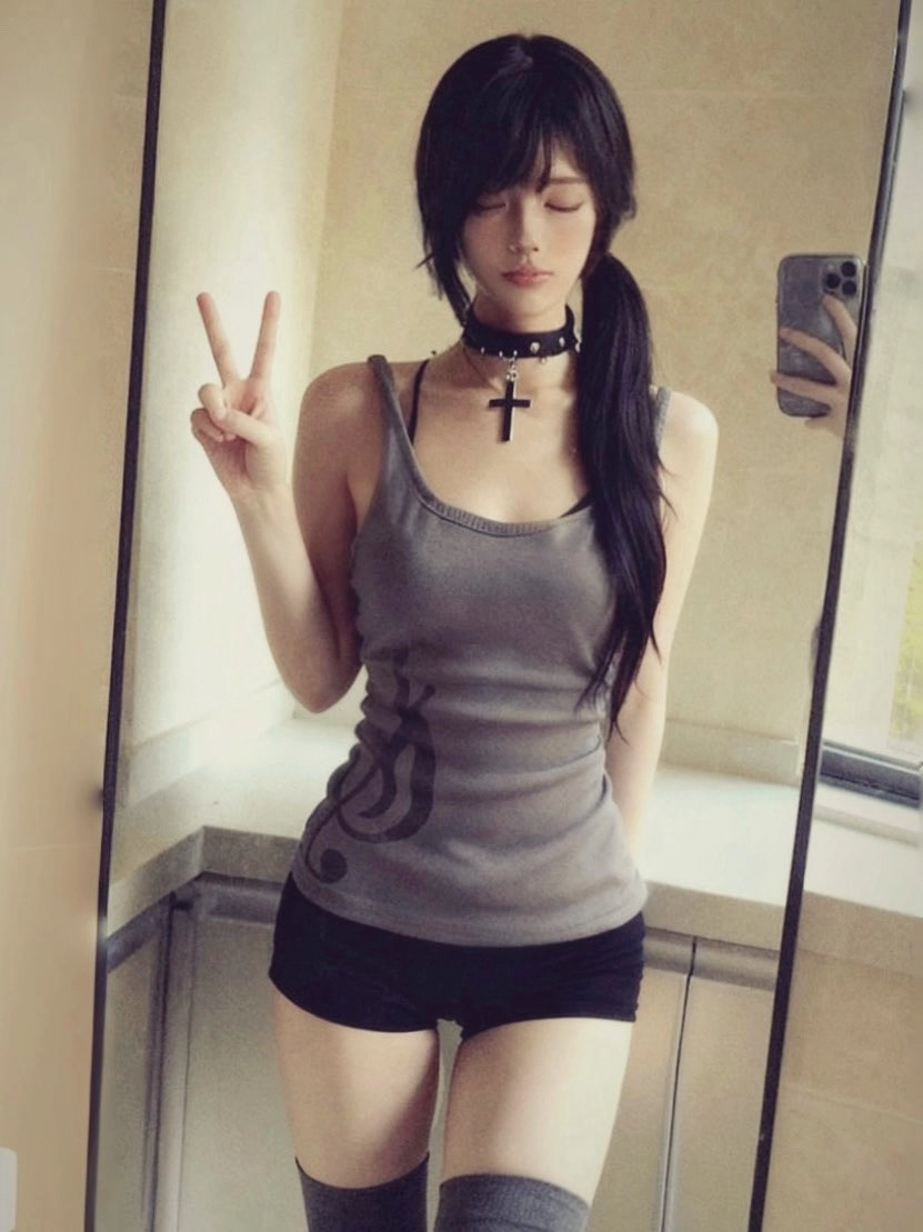 女人为一张带和平标志的照片露面。