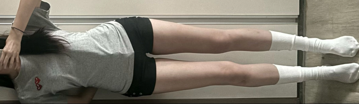 一名男子穿着黑色短裤。