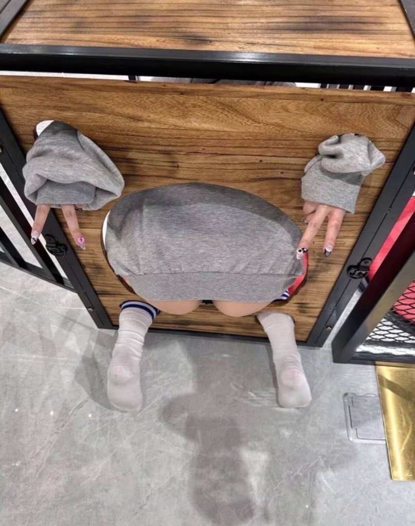 人坐在木箱里。