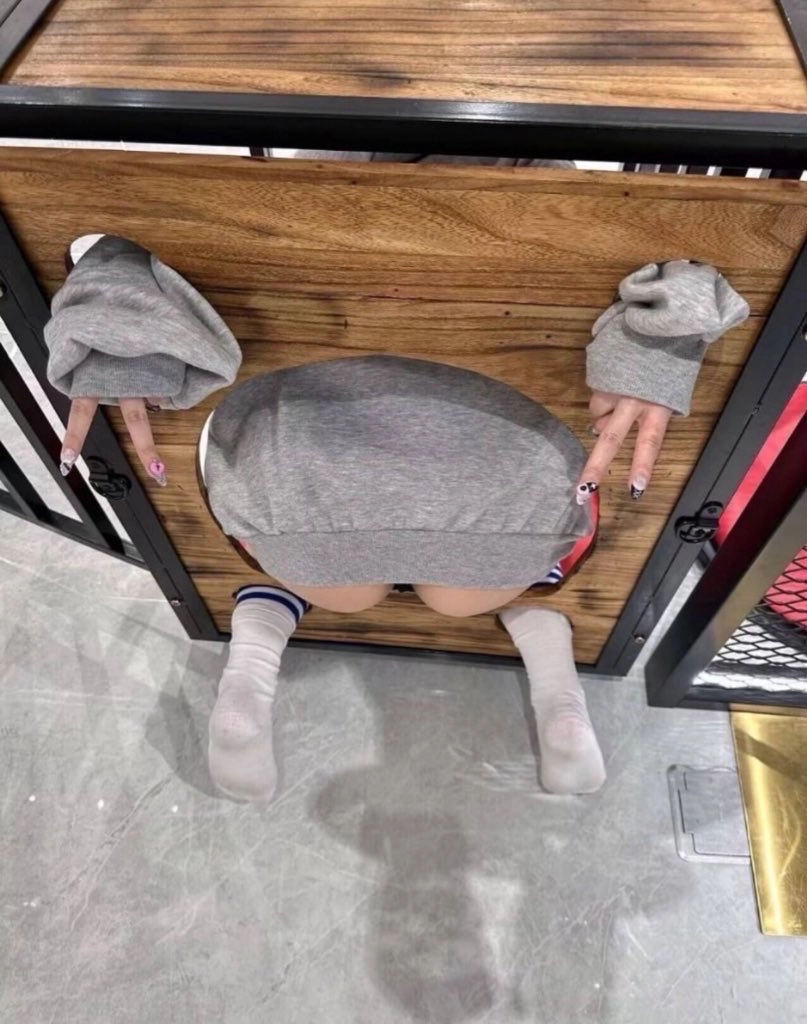 人坐在木箱里。