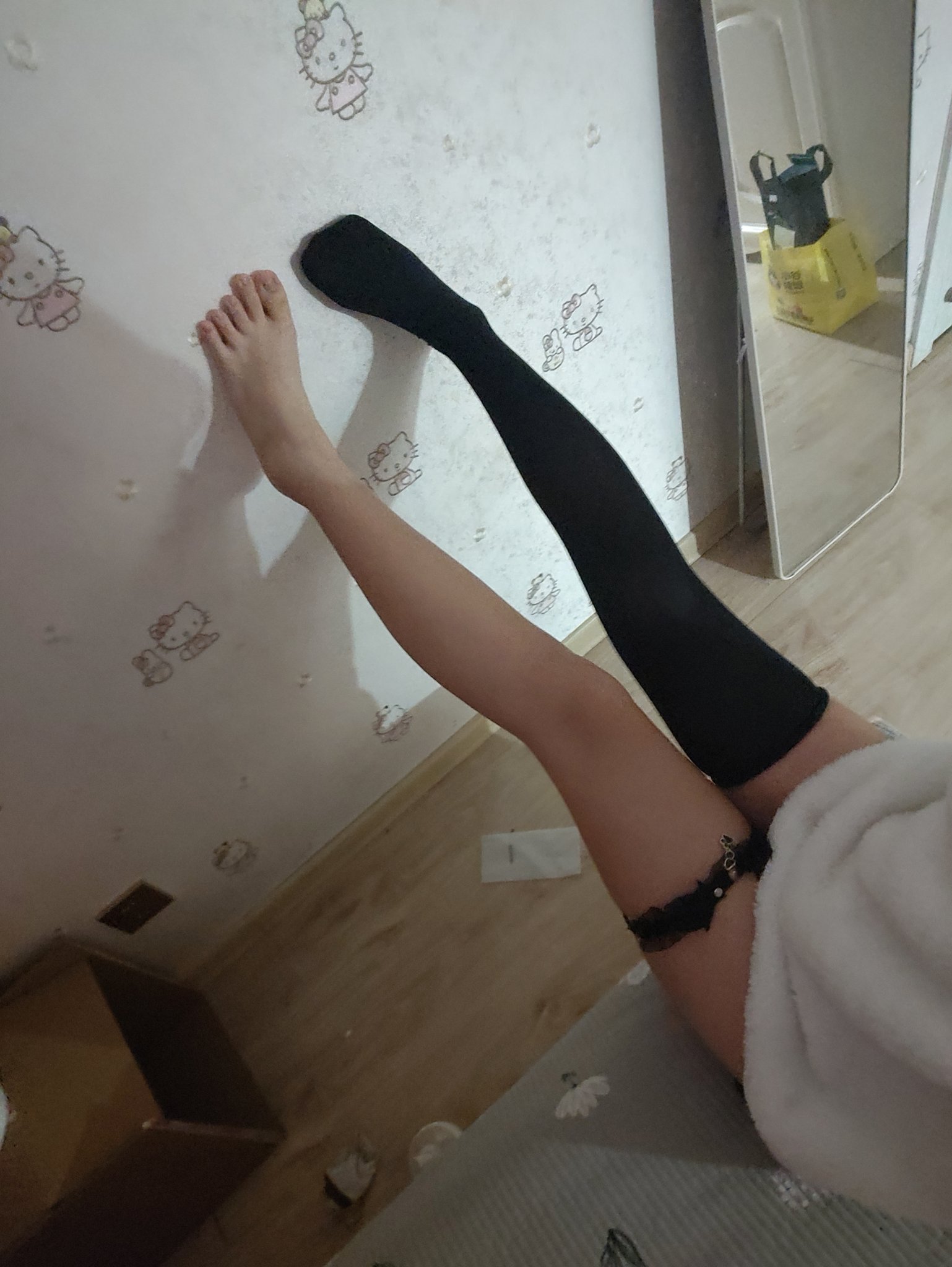 穿着黑色衬衫和白色外套的人。