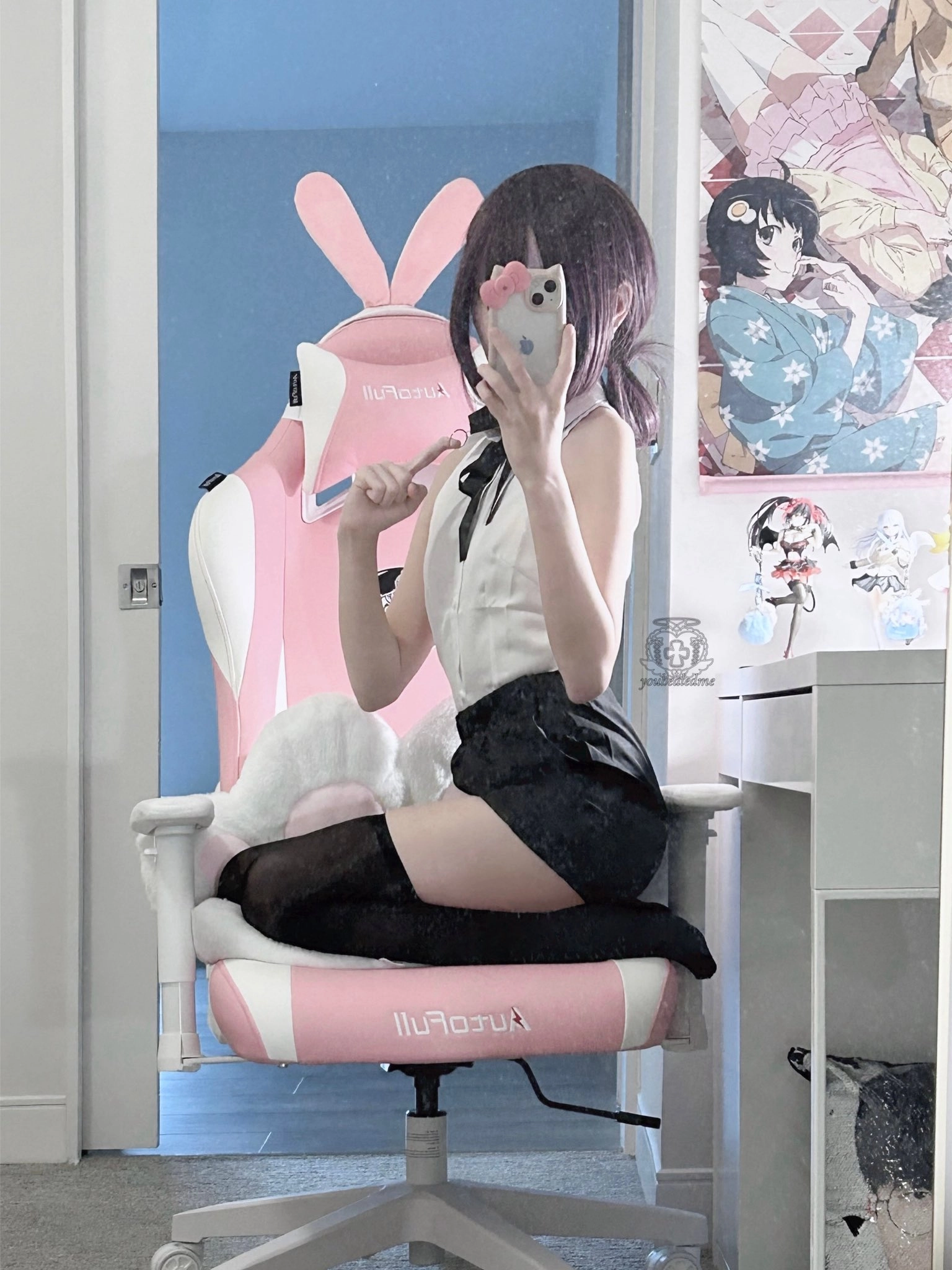 女孩在粉红色的椅子上拍了一张自拍。