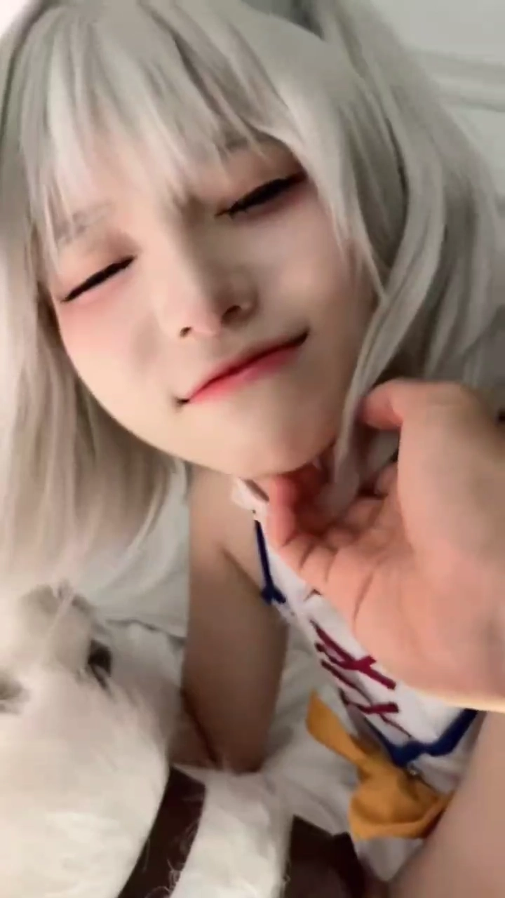 白头发的女人微笑着。