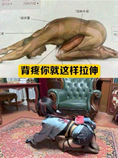 女人跪在地板上,带着一只娃娃。