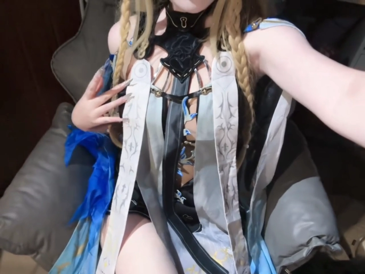 穿着蓝色裙子和金色项链的女人。