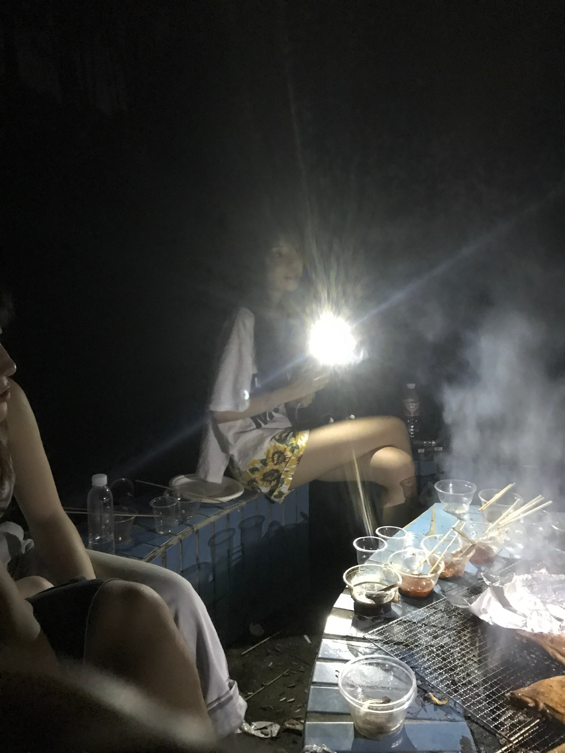 女人,脸上闪烁着一盏灯。