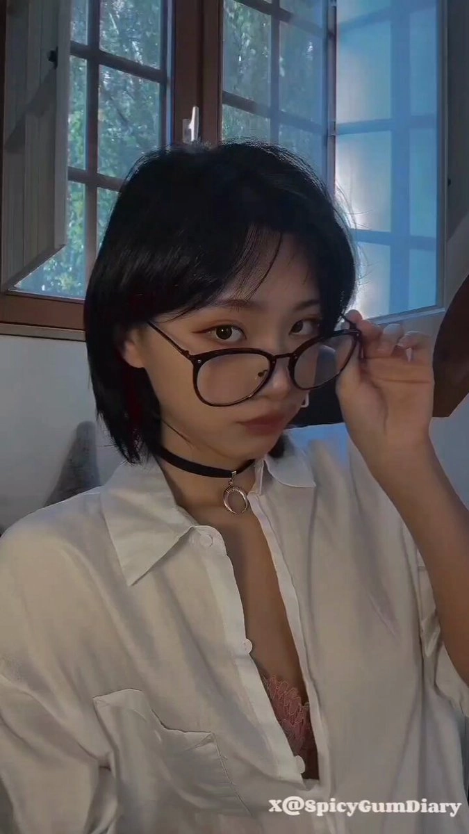 戴着眼镜的女人和一个黑色的子。