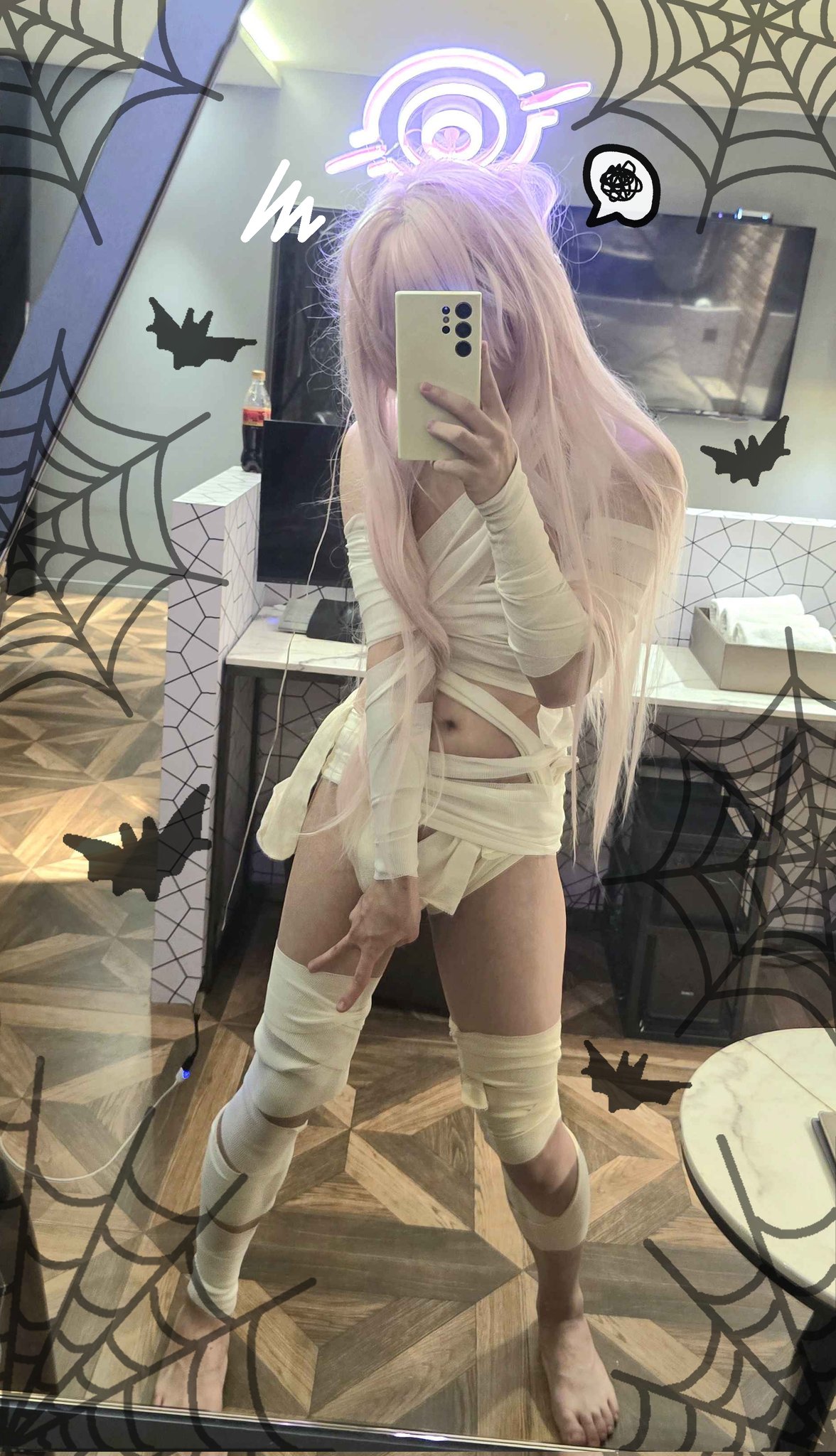 穿着白色衣服的女人用手机拍了一张自拍。