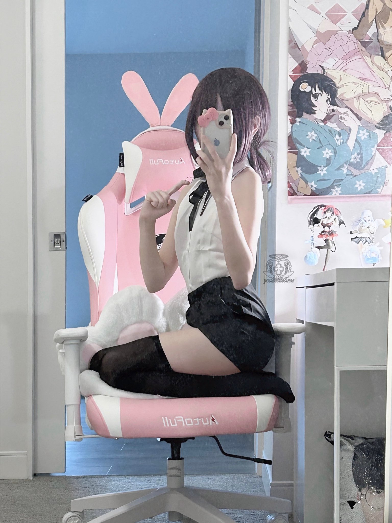 女孩在粉红色的椅子上拍了一张自拍。