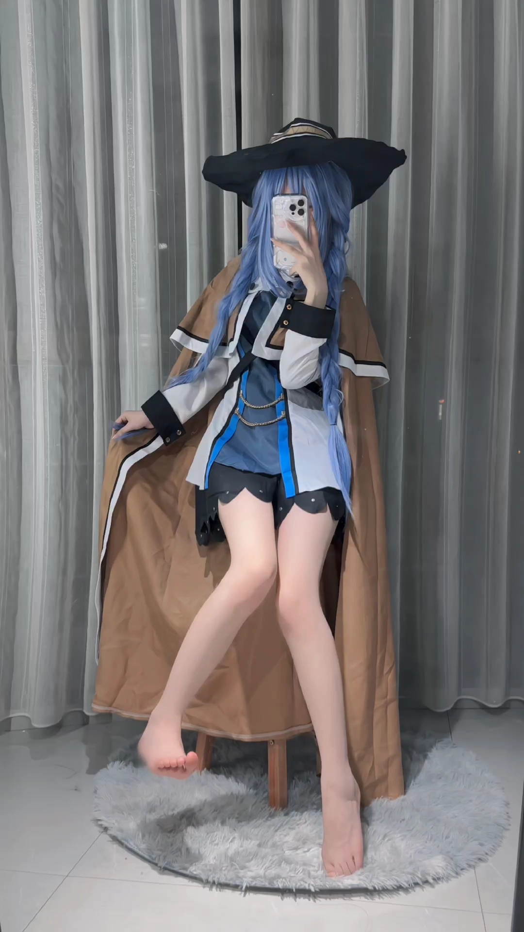 穿着服装的女人拍了一张自拍。