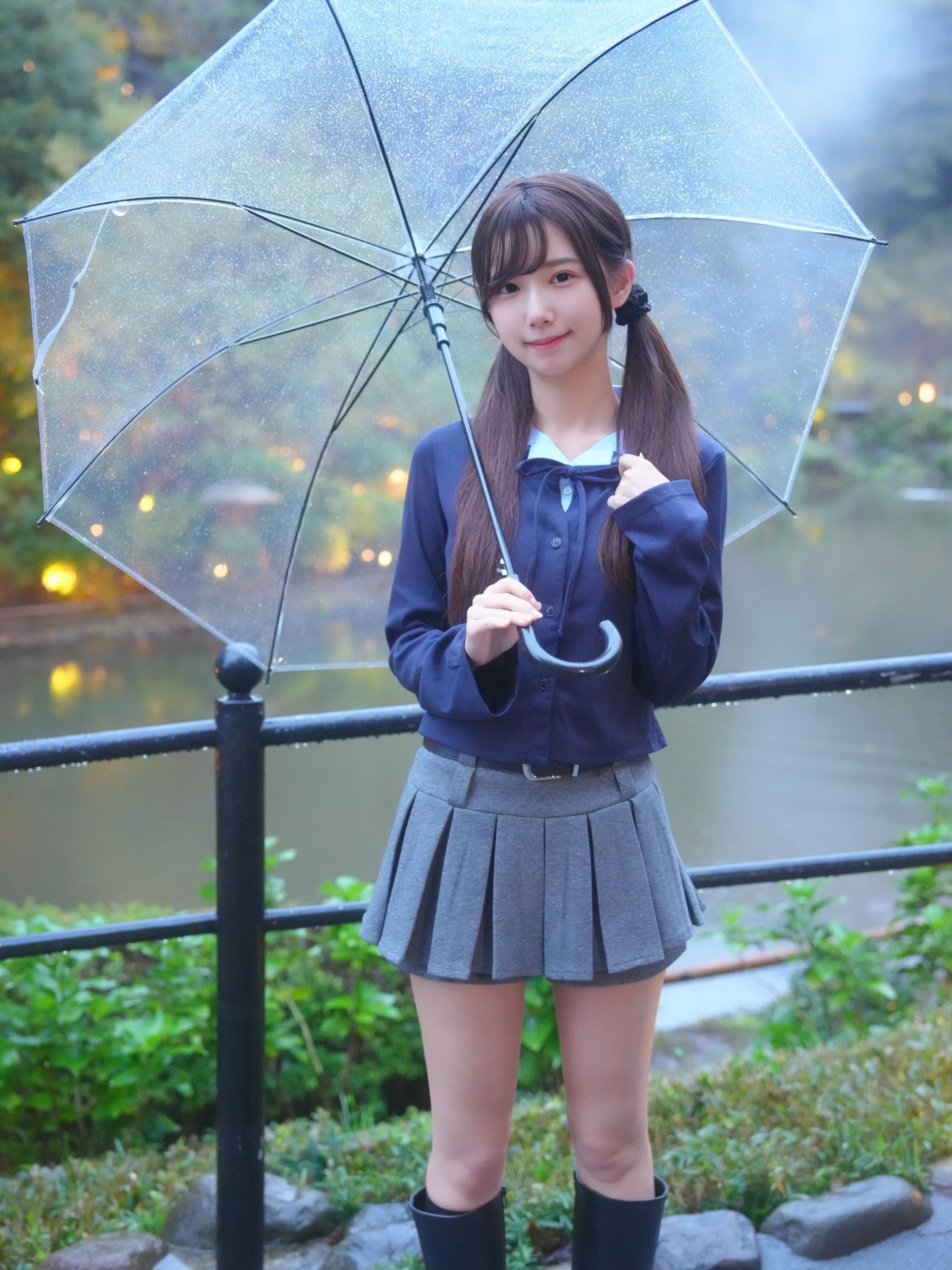 女孩穿着蓝色夹克,拿着雨伞。