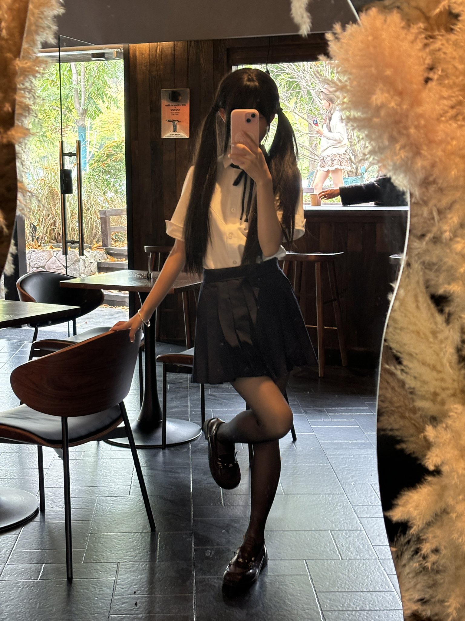 女人在一家餐厅拍自拍。