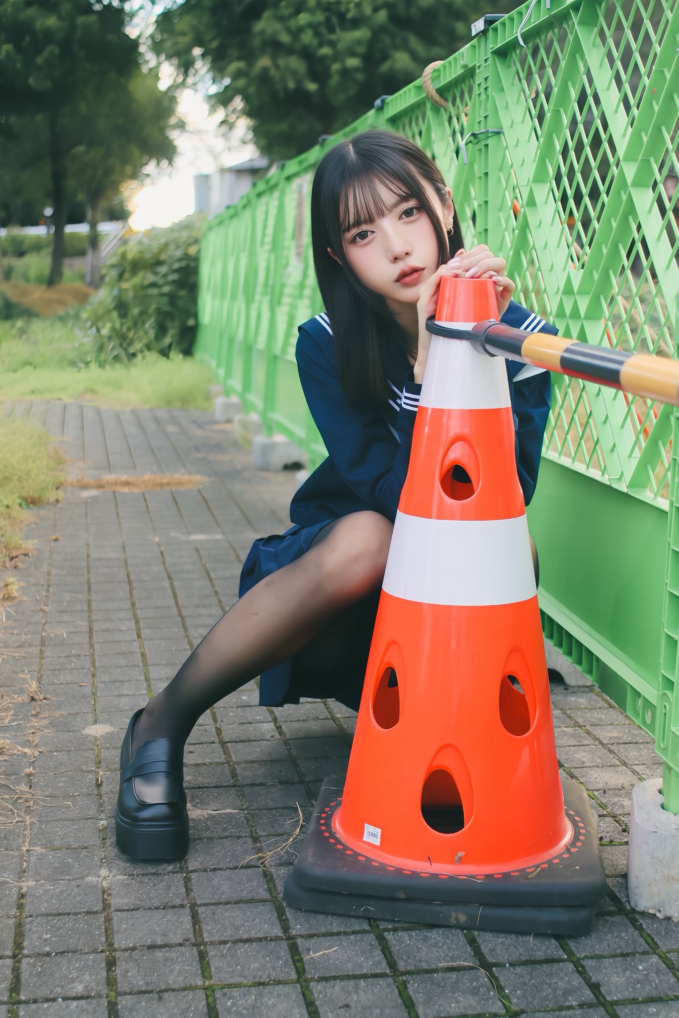 女人站在一个交通子。