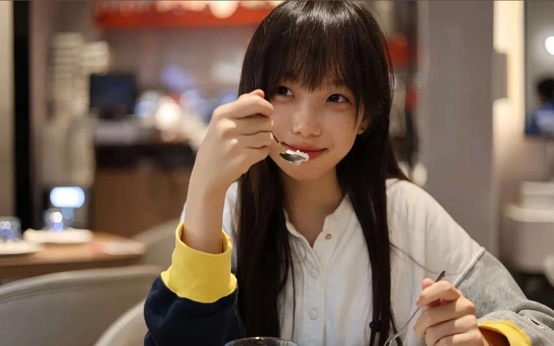 女孩用勺子吃饭。