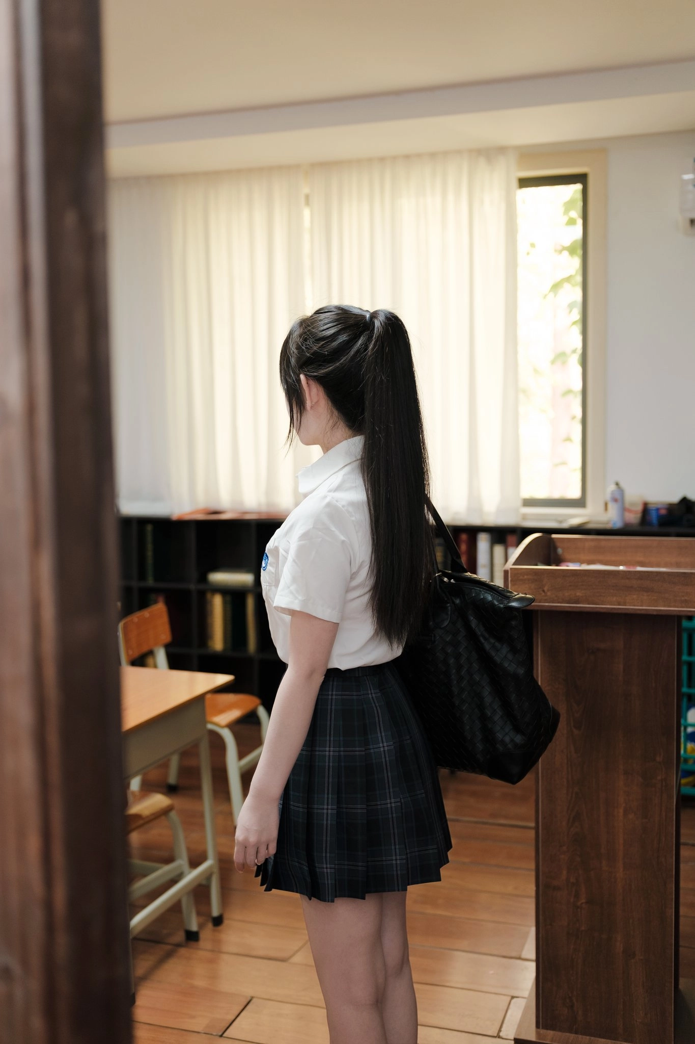 长头发的女孩和一个黑色的钱包。