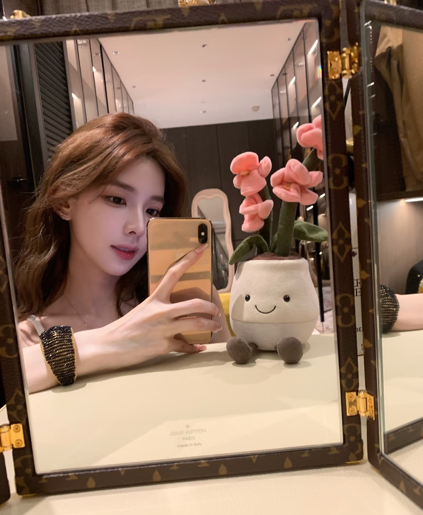 女人躺在胸前带着一只猫。