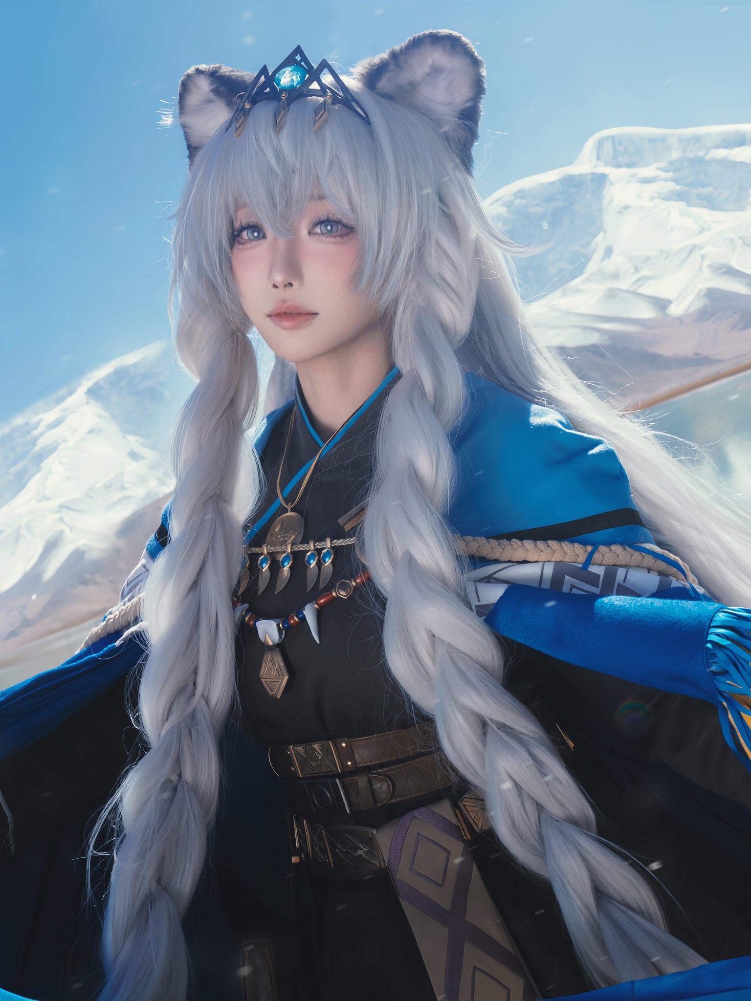 白头发和蓝帽子的女人。