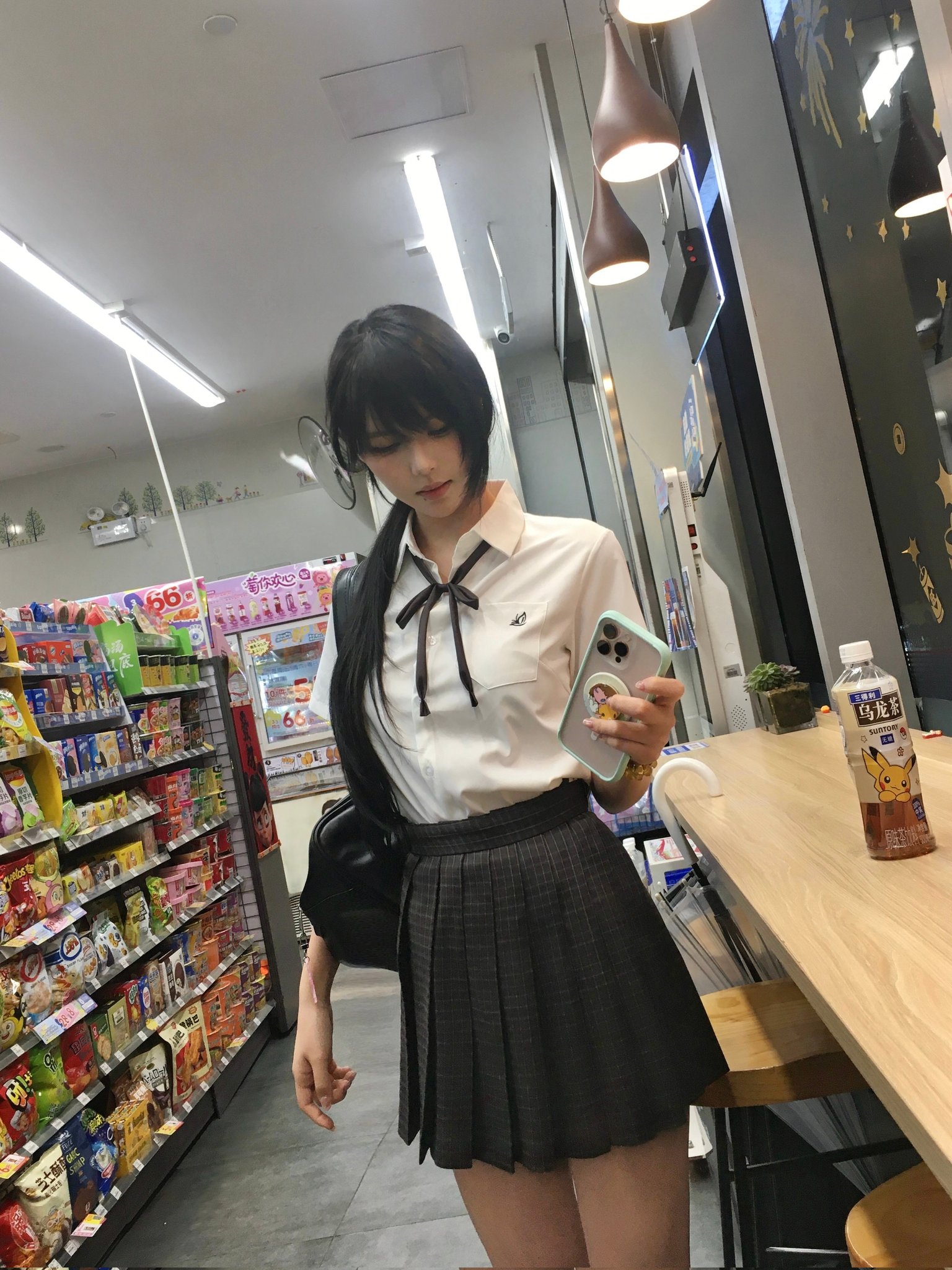 穿着白色衬衫和黑色裙子的女人拿着一双眼镜。