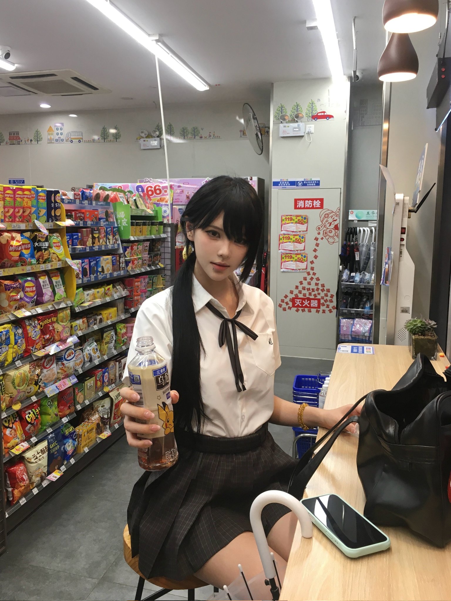 穿着白色衬衫和黑色裙子的女人拿着一双眼镜。