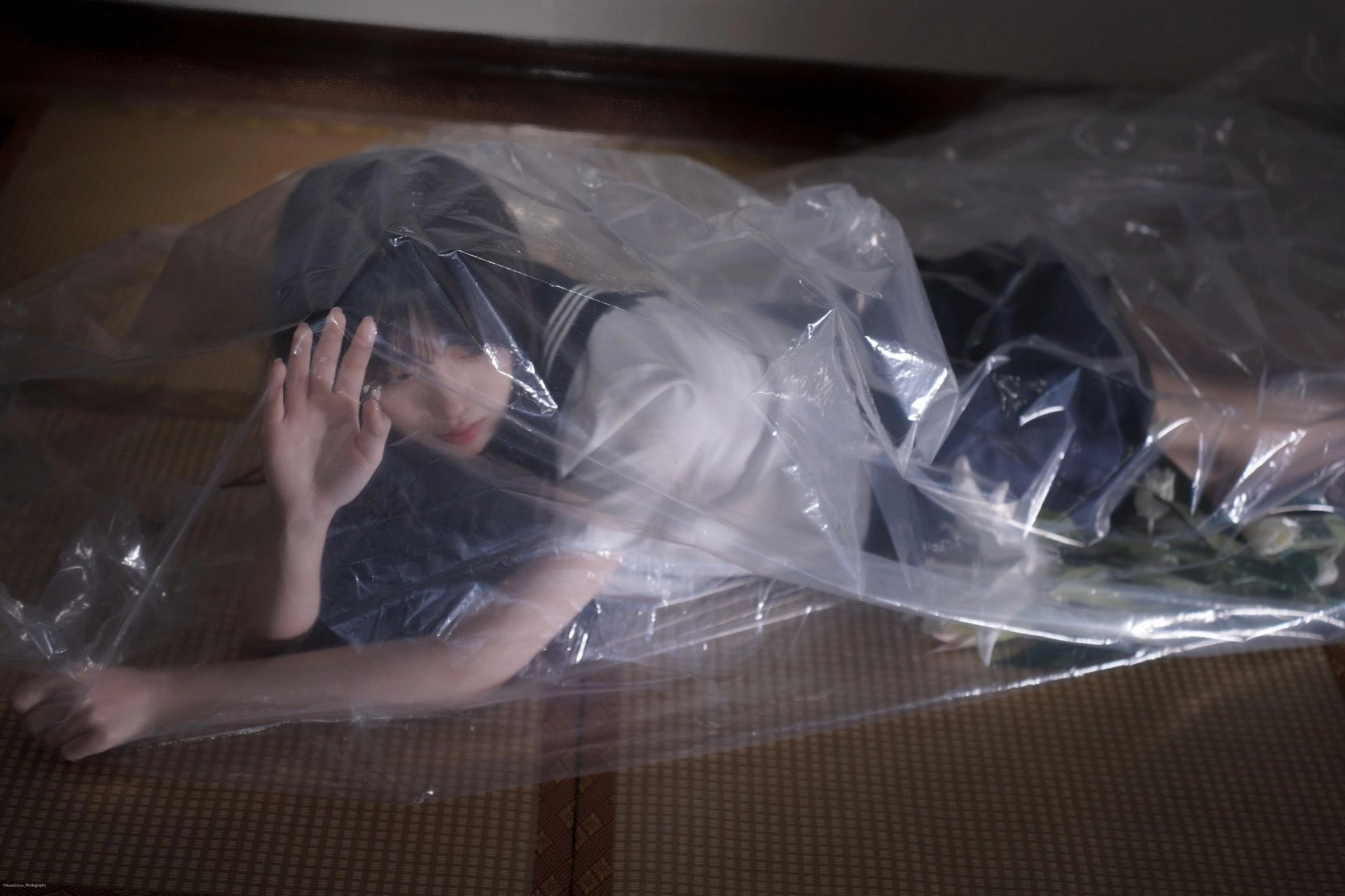 Phụ nữ bị bao bọc bằng nhựa.