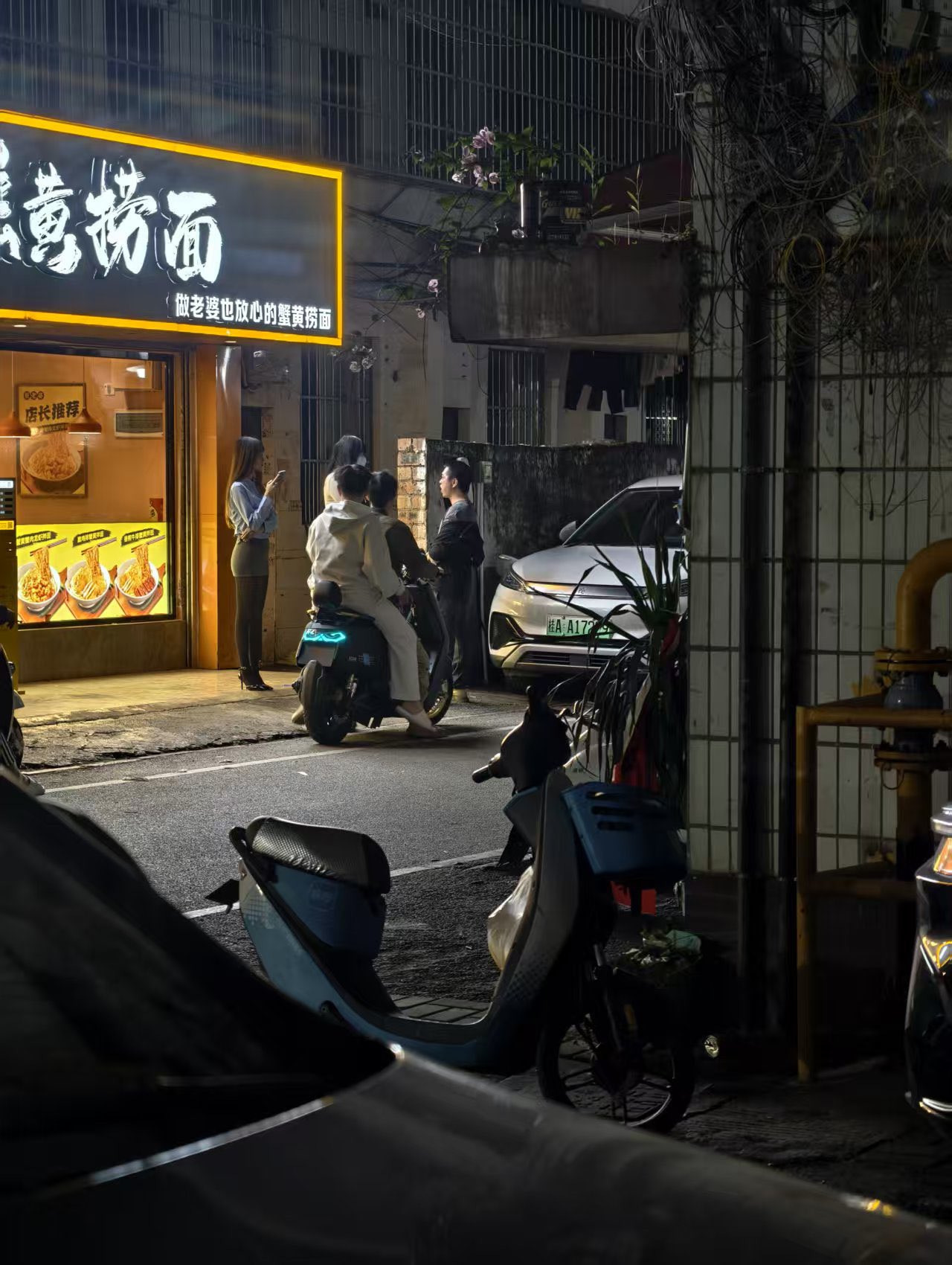 穿着白色衬衫的女人看着她的手机。