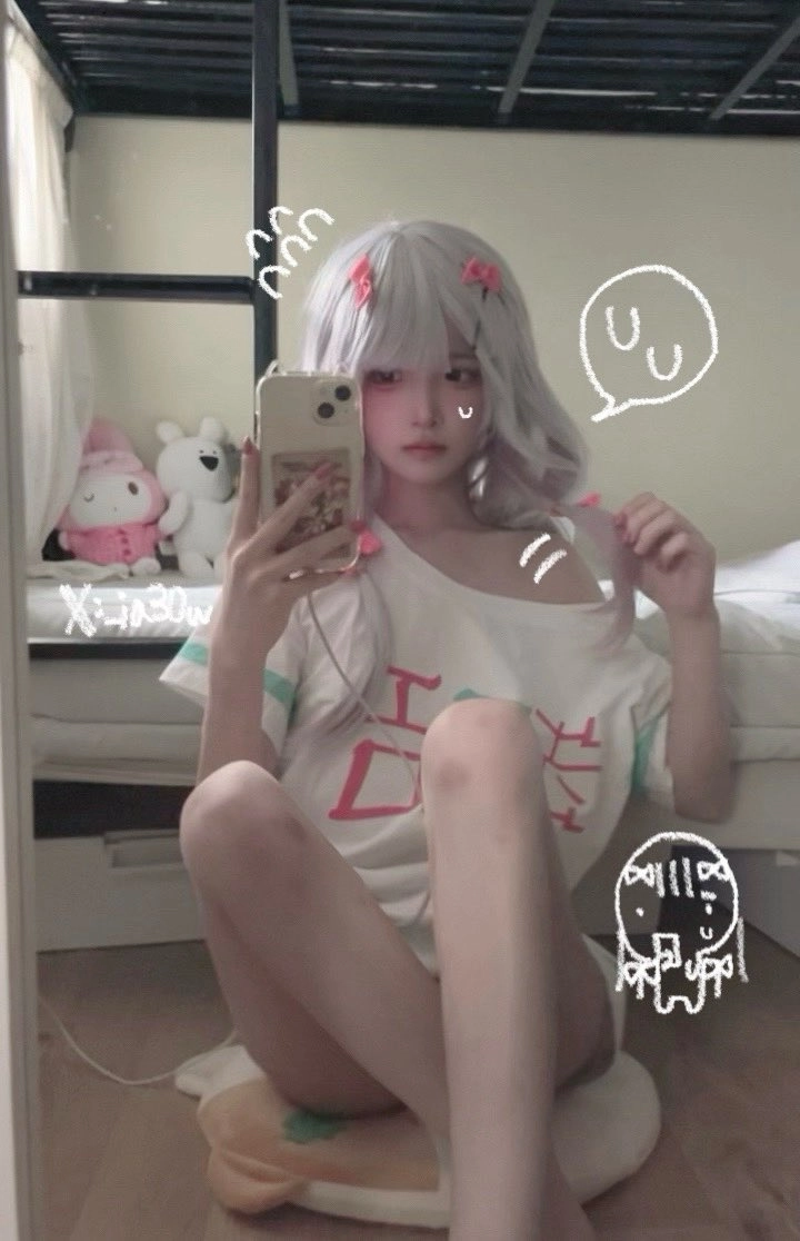 女孩带着粉红色的Hello Kitty拍照。