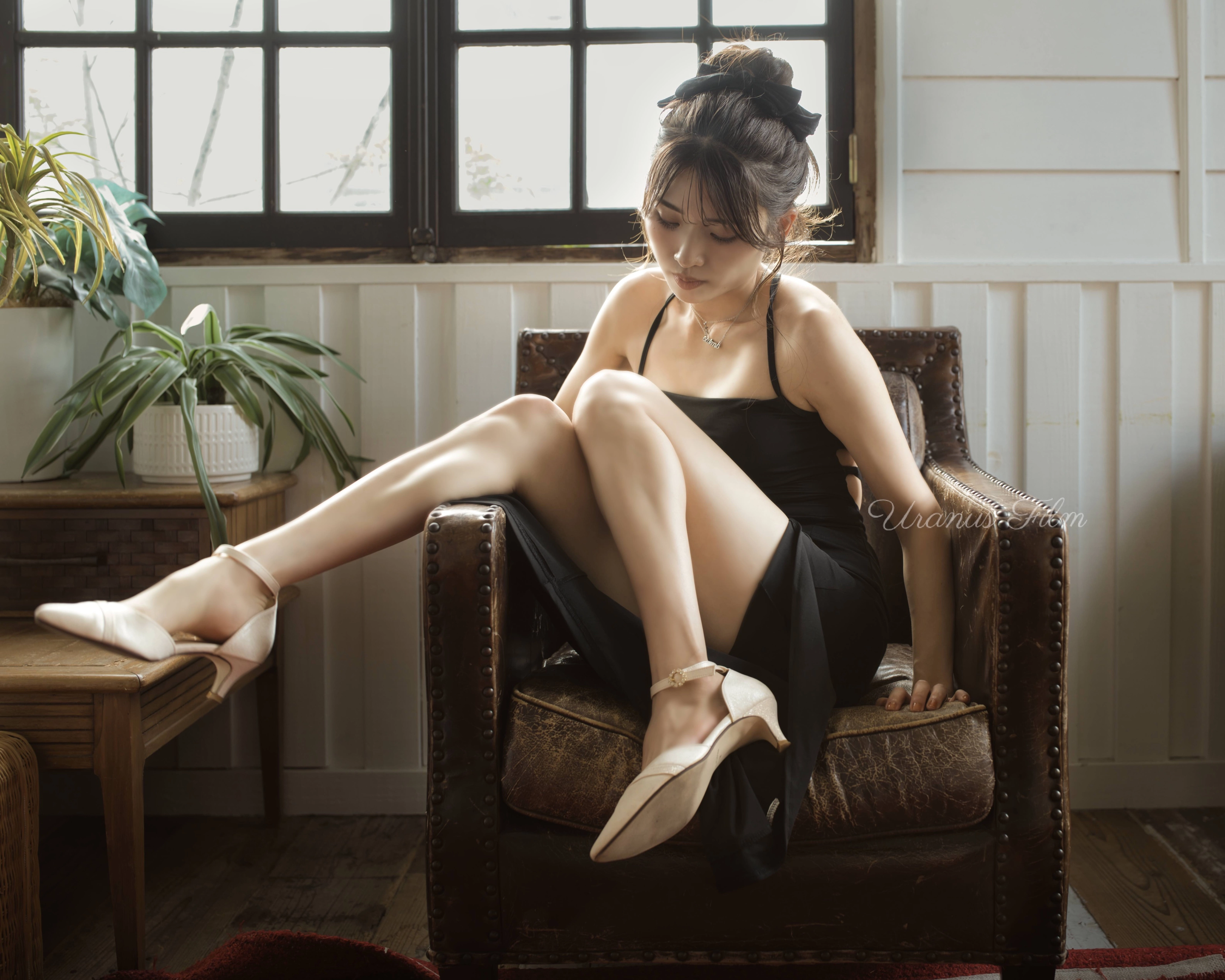 穿着黑色衣服的女人坐在椅子上。