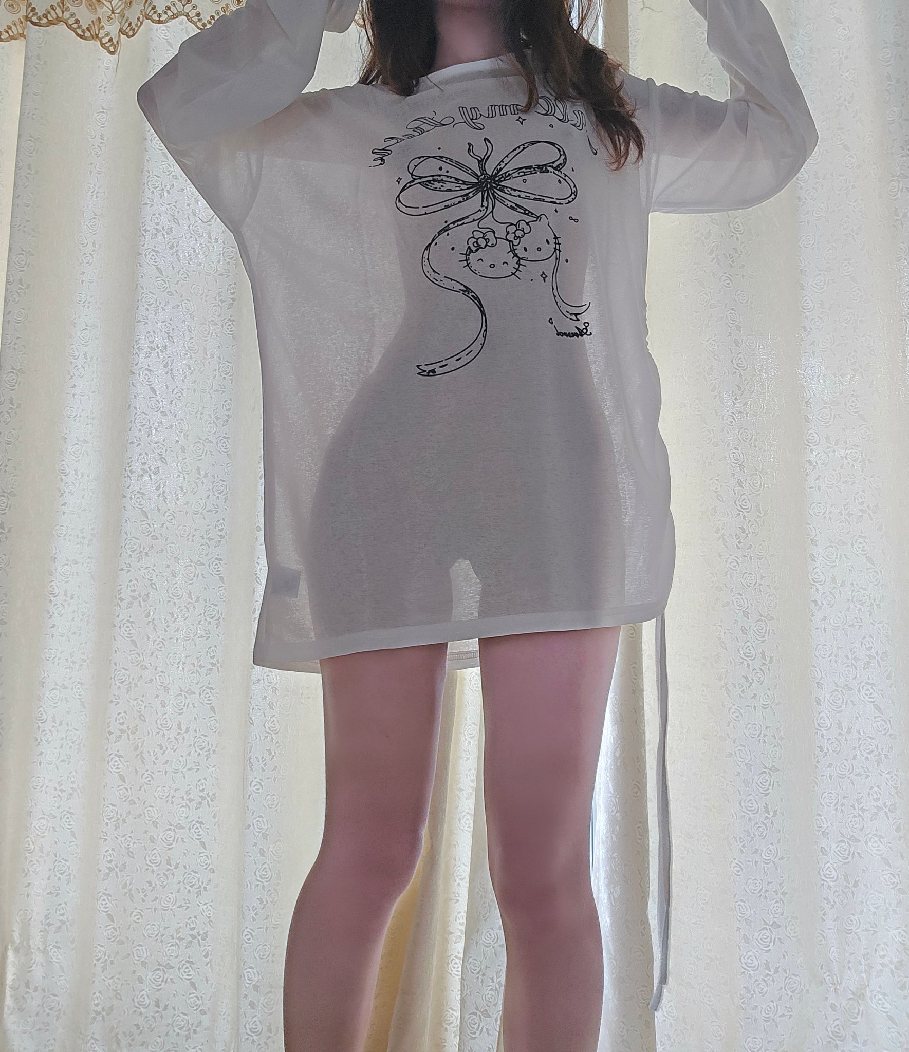 女人穿着灰色的衬衫,上面有一只龙飞。