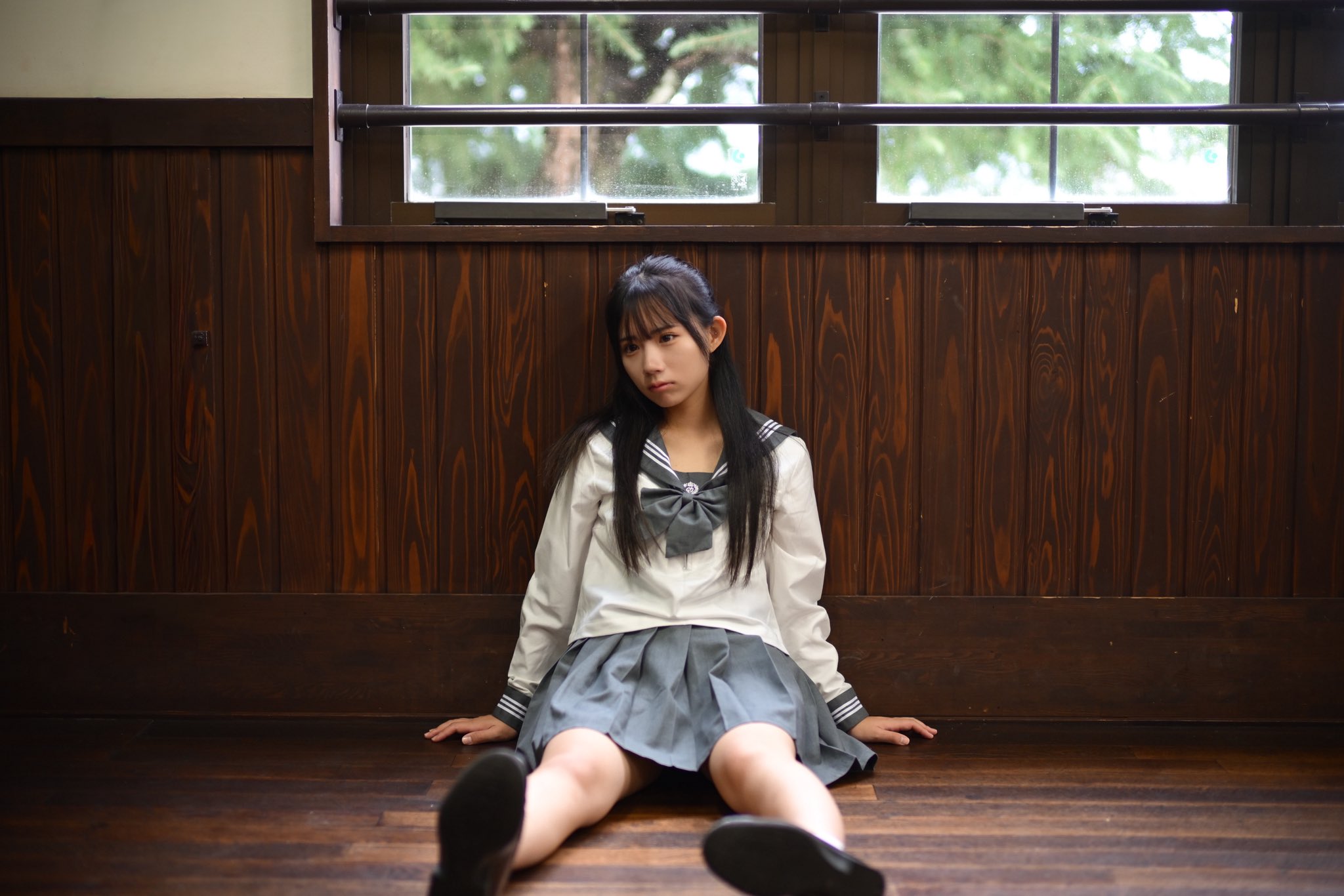 穿着水手服的女孩站在门口。