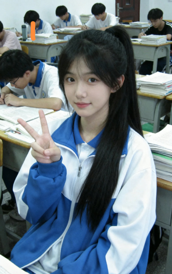 穿着蓝色夹克和黑色头发的女孩正在做和平的信号。