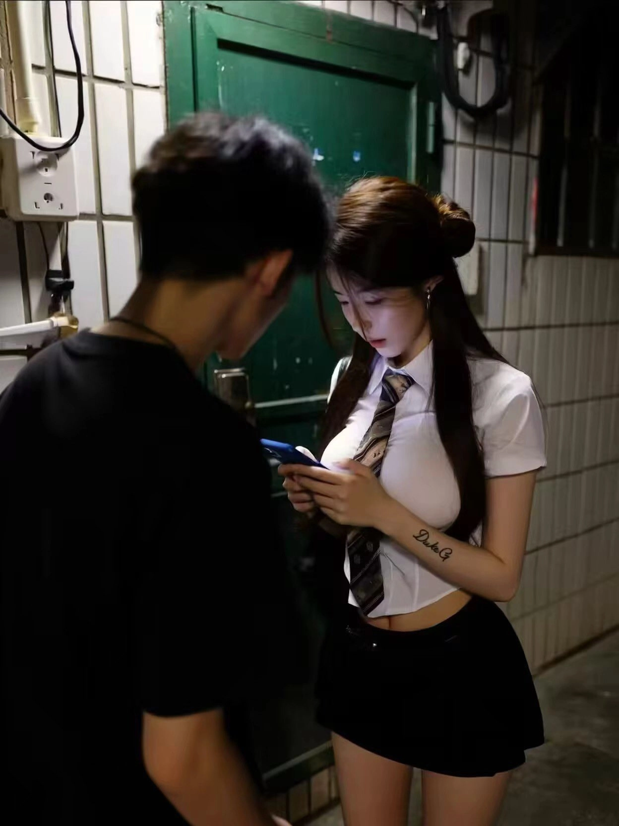 穿着白色衬衫的女人看着她的手机。