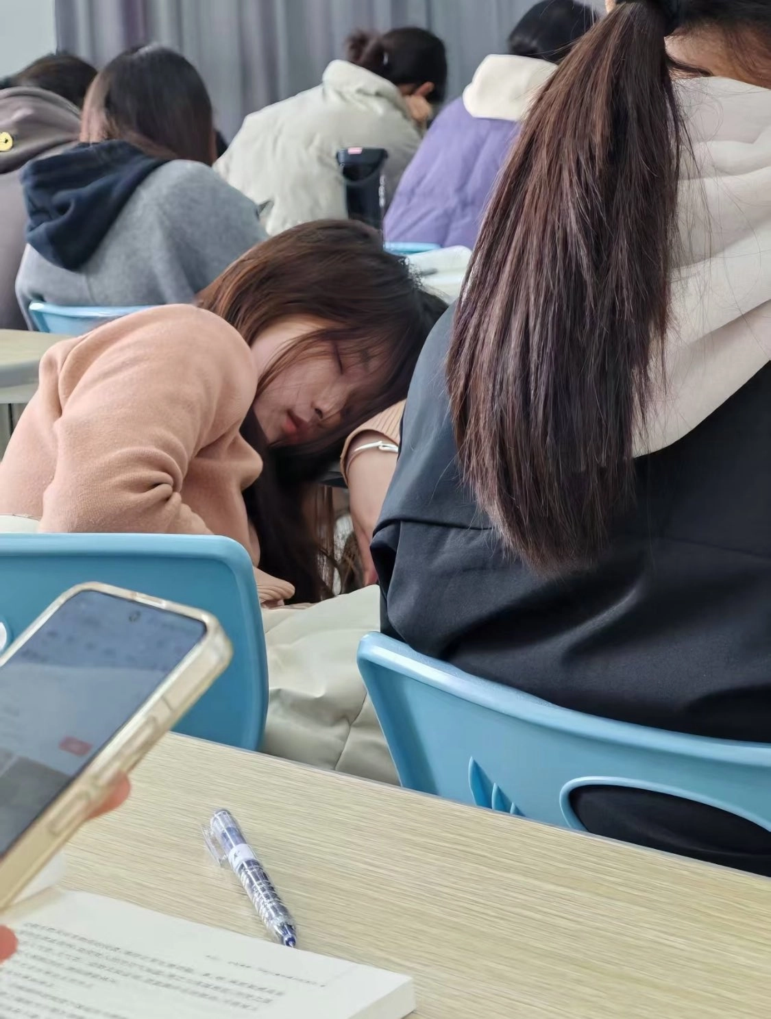 女孩在椅子上睡觉。