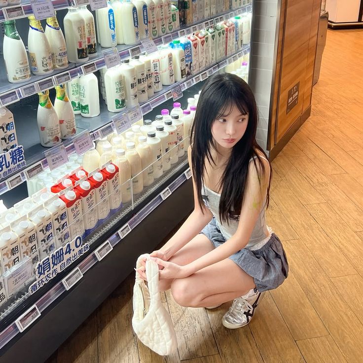 女人跪在牛奶展览前。