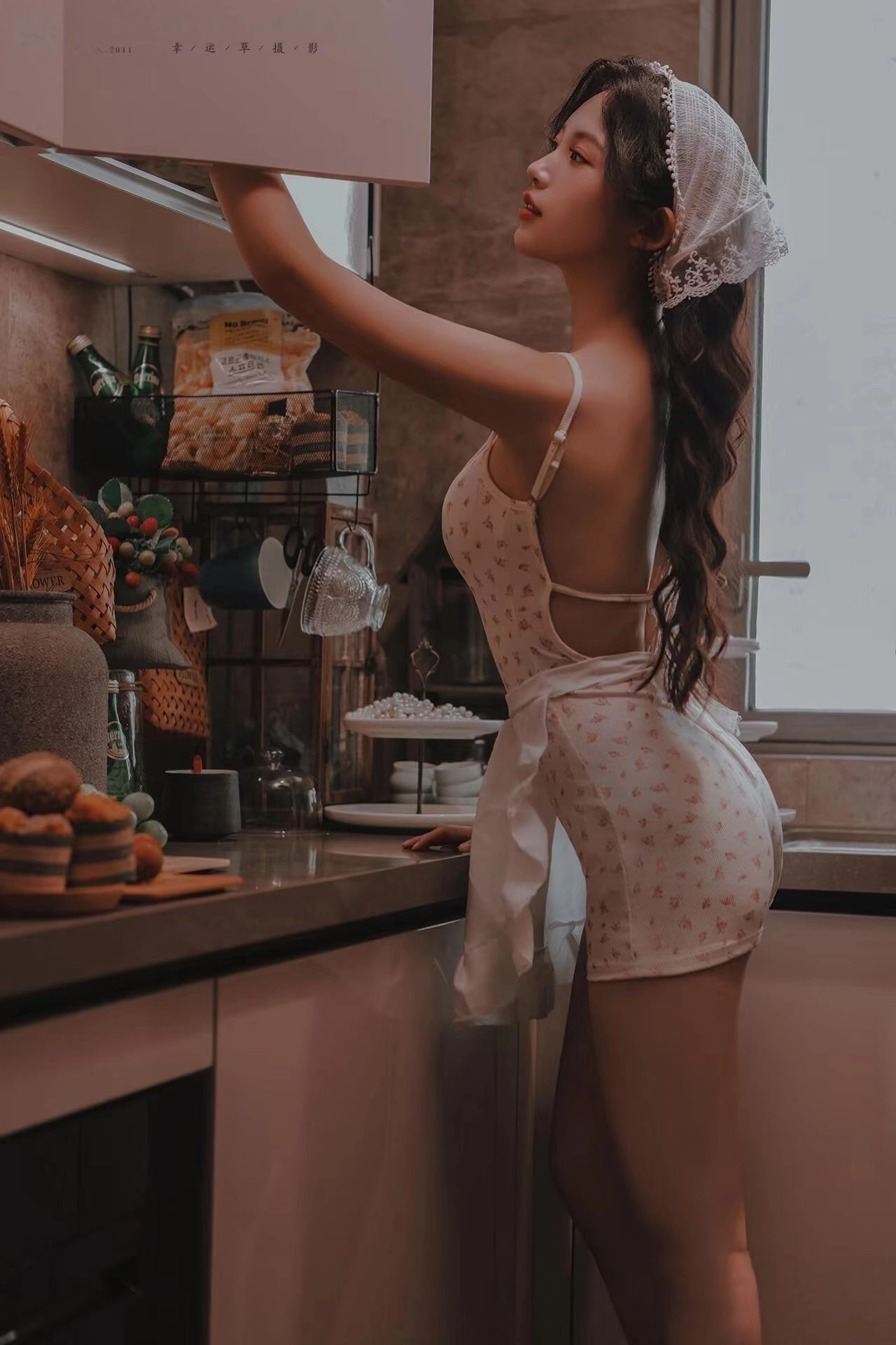 女人在厨房里拿着一瓶。