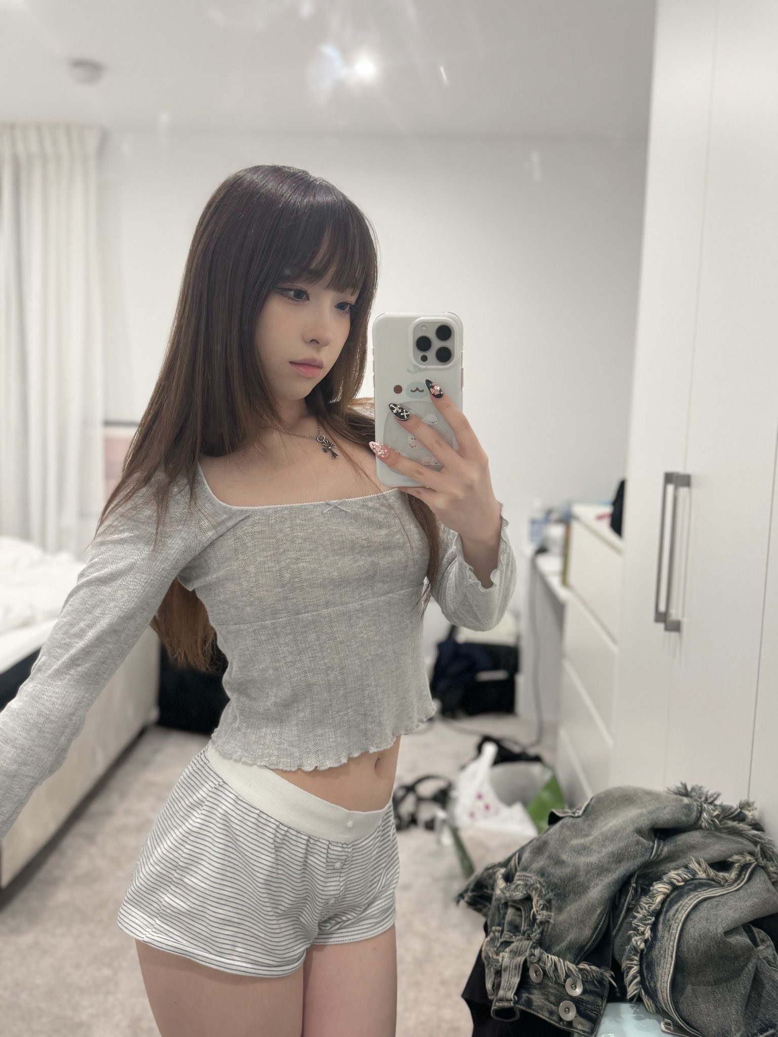 女人在镜子里拍自拍。