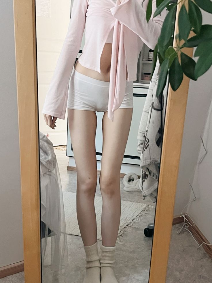 长腿的女人和一个粉红色的衬衫。