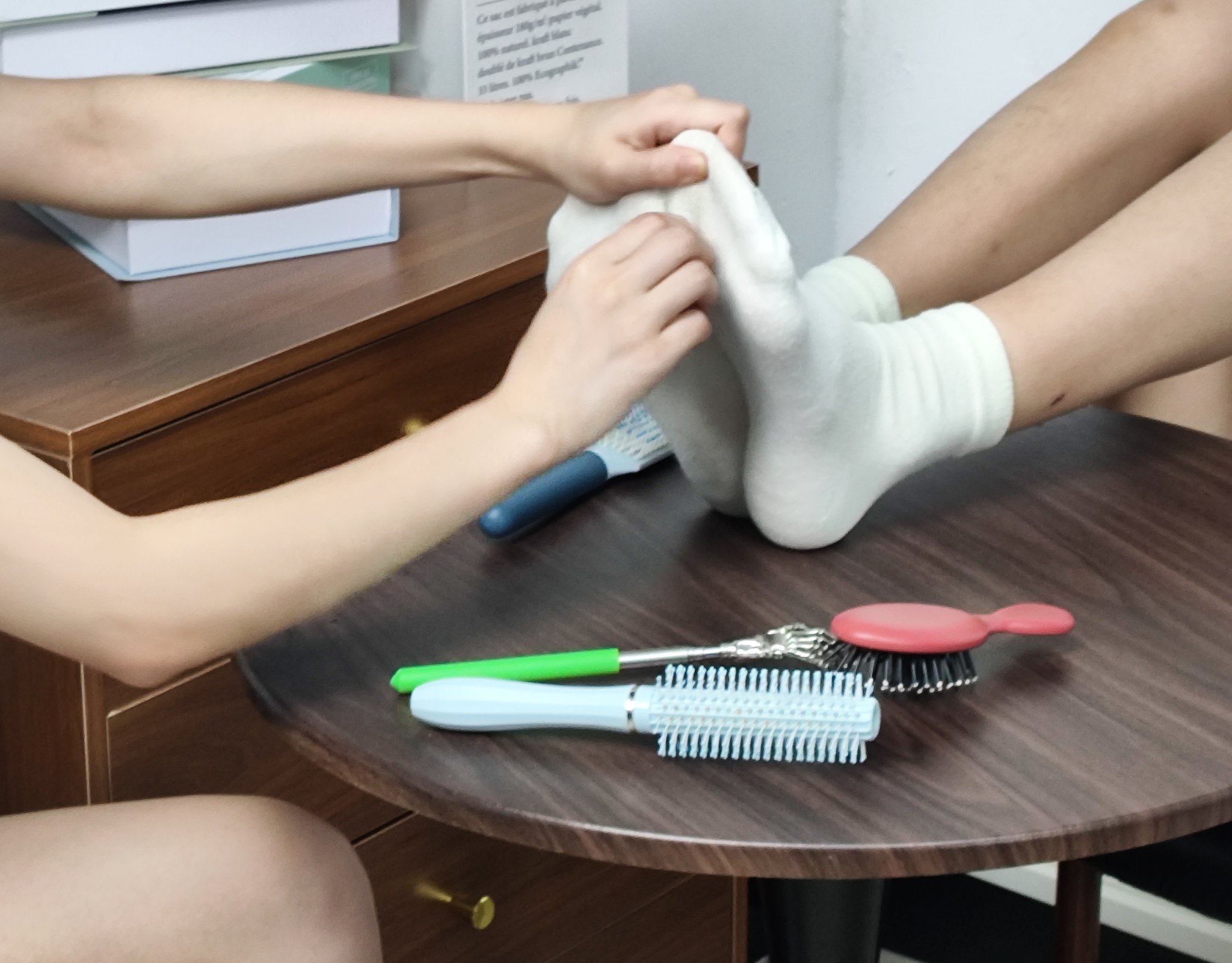 女人穿着袜子。