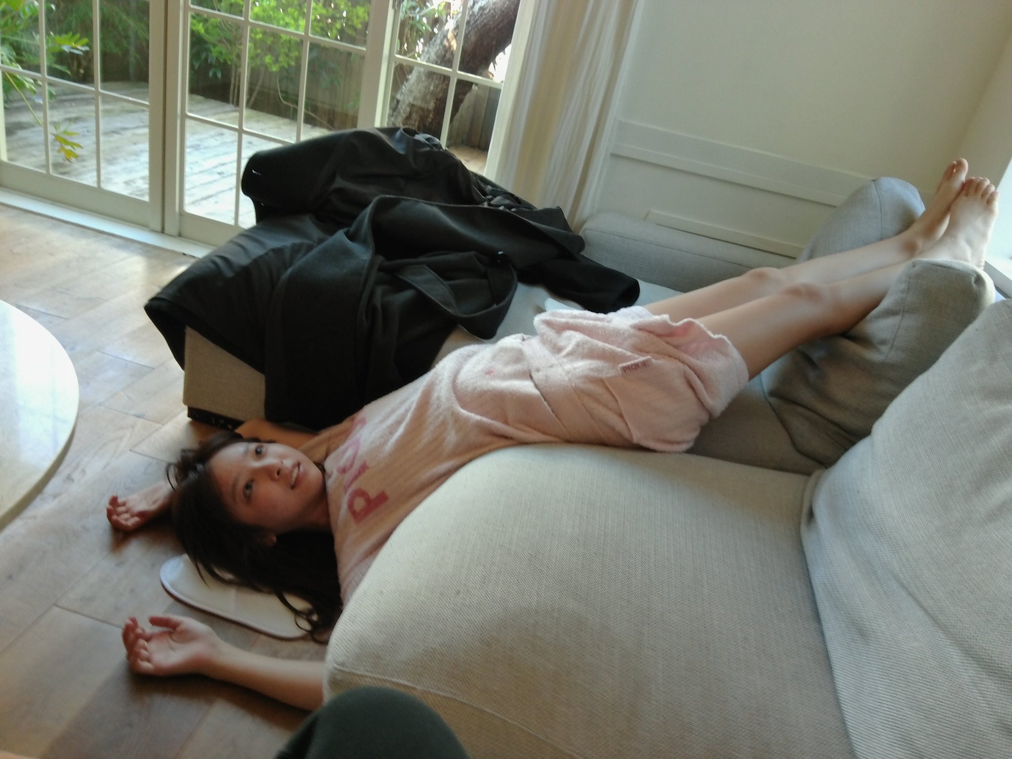 女人躺在沙发上,腿抬起来。