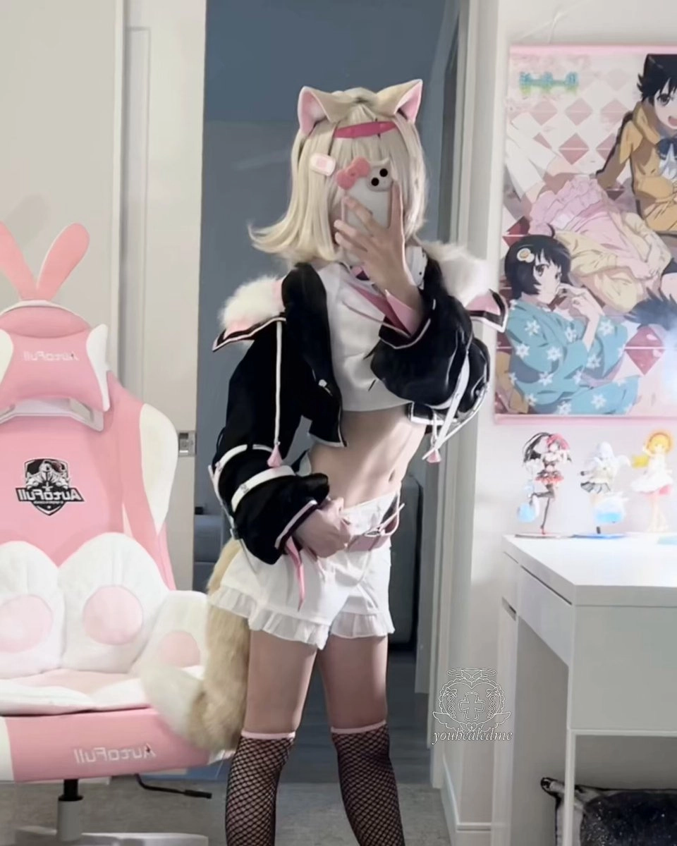 穿着狗衣的女孩拍了一张自拍。