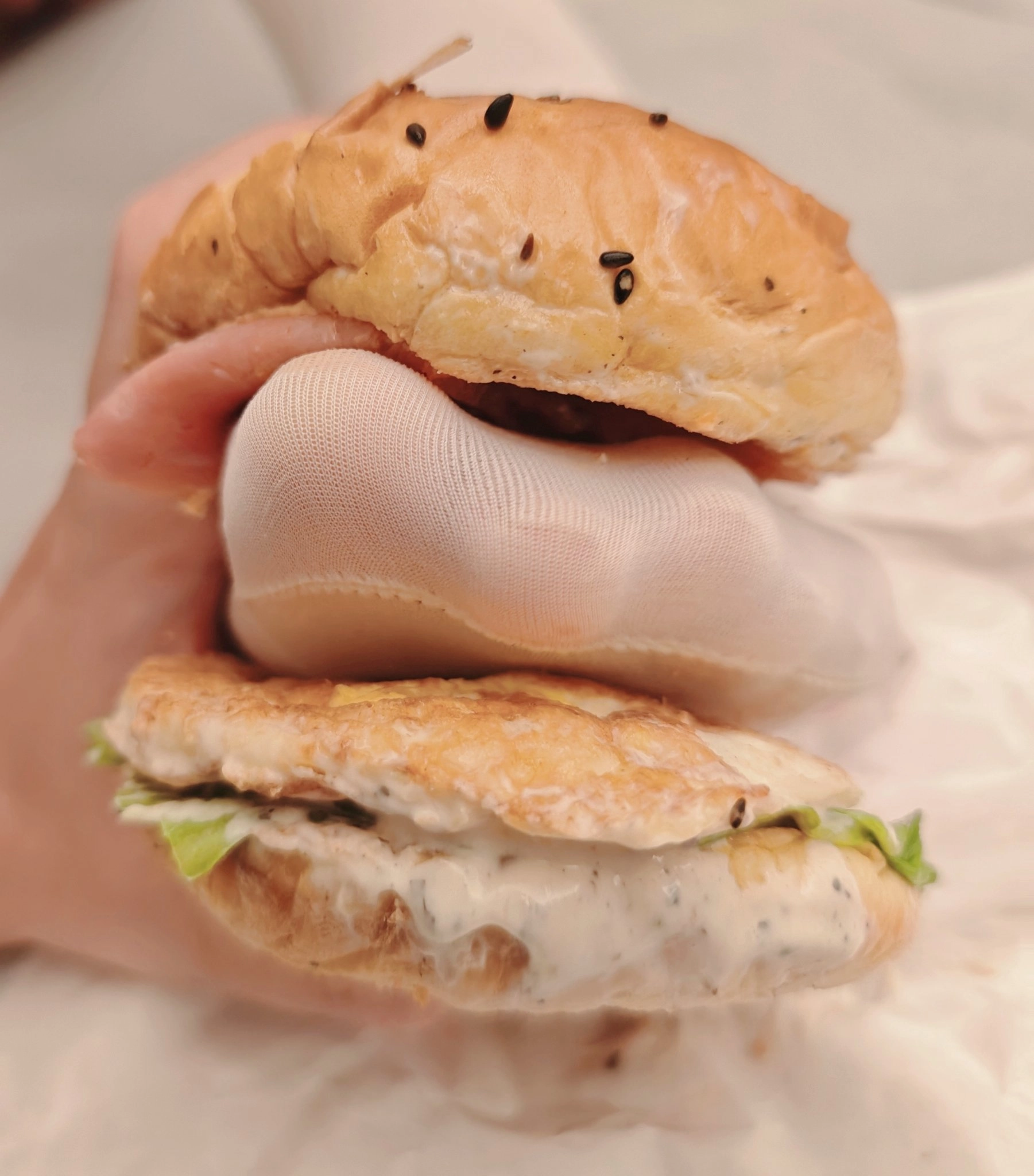 人拿着一顿两半的三明治。