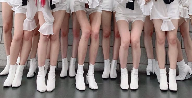 一群穿着白色鞋子和白色短裤的女性。