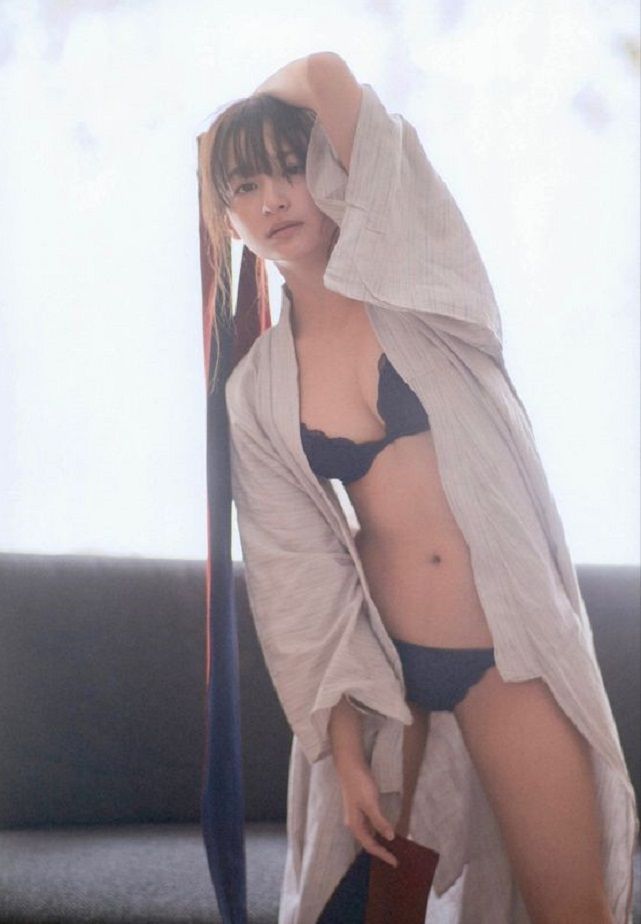 女人躺在床上,用笔记本电脑。