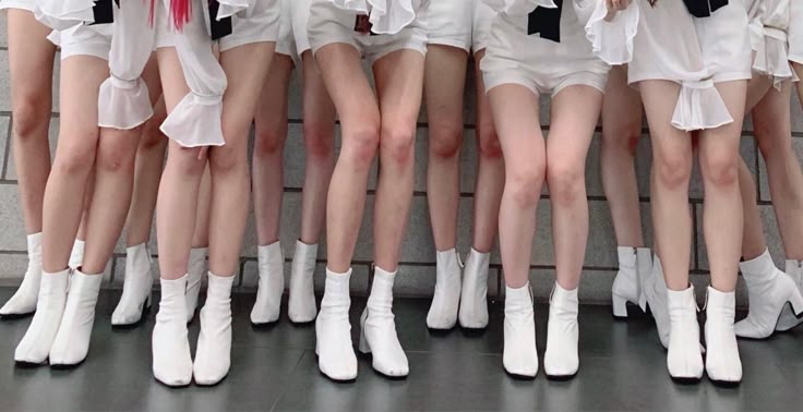 一群穿着白色鞋子和白色短裤的女性。